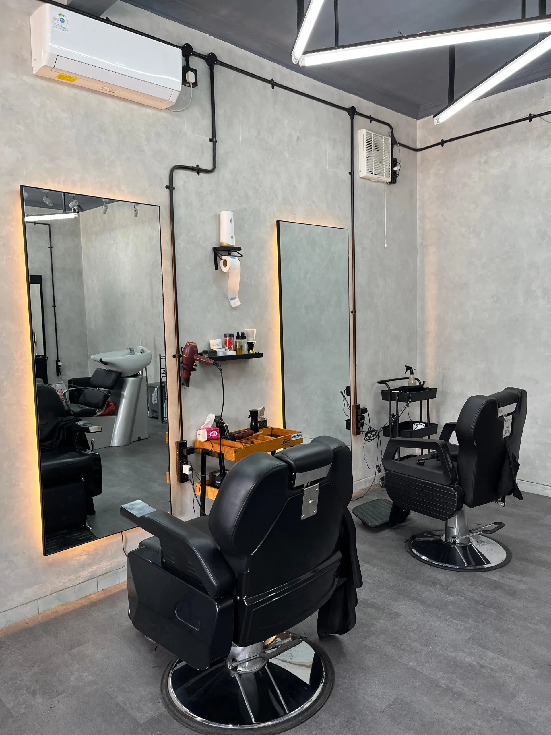 Interior Pointcuts Barber — suasana barbershop profesional